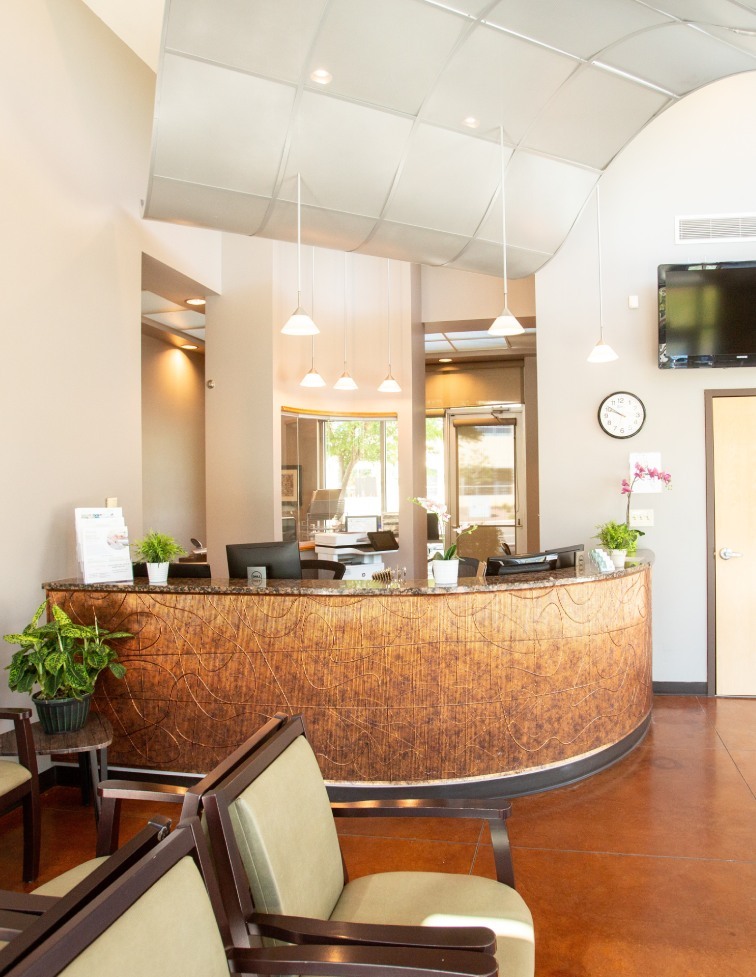 Desert Spine reception area featuring comfortable seating and welcoming decor for optimal patient experience.