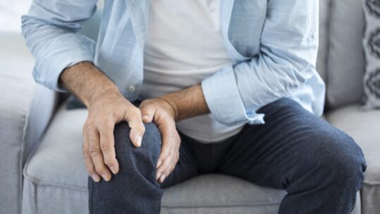 Knee Osteoarthritis Phoenix Mesa Scottsdale - Old man suffering from knee pain